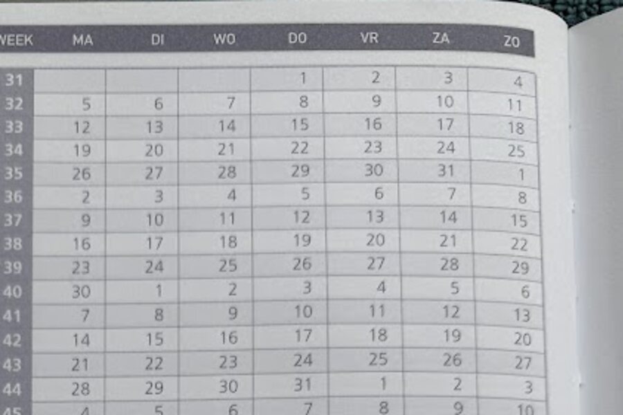 Jaaroverzicht in de lerarenagenda met weeknummers en alle dagen van de week naast elkaar.