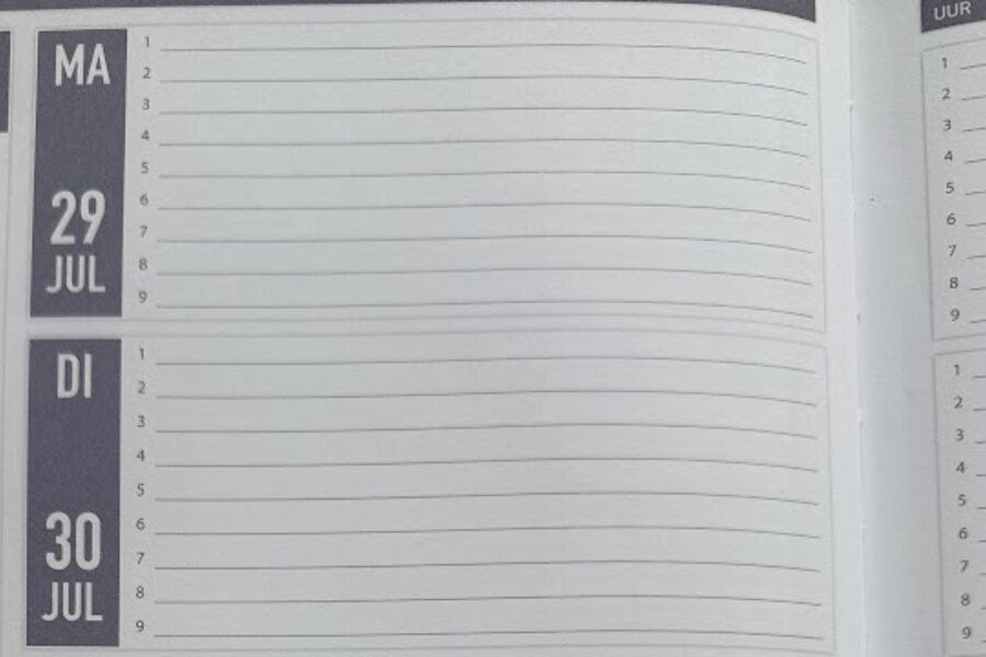 Weekoverzicht in de A4-lerarenagenda: per dag een blok met negen genummerde lesuren en ruime schrijfregels.